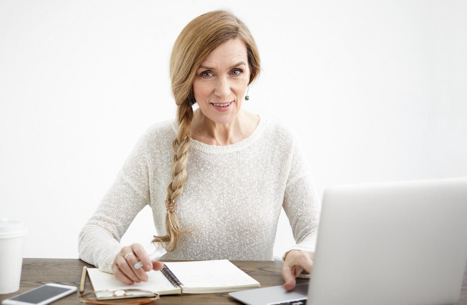 Análisis de datos de mercado y métricas de campañas digitales en formación empresarial